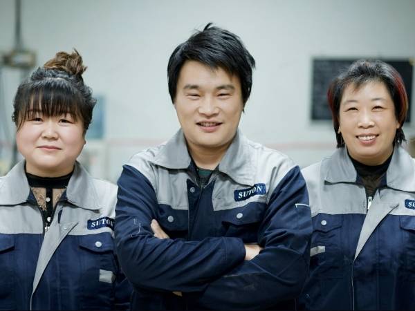 3 smiling salespersons are greeting.