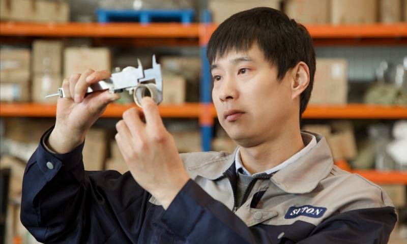 Our quality inspector is checking the outer diameter of the filter element.