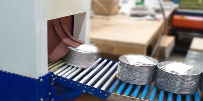 The conveyor is conveying the packed extruder filter screens.